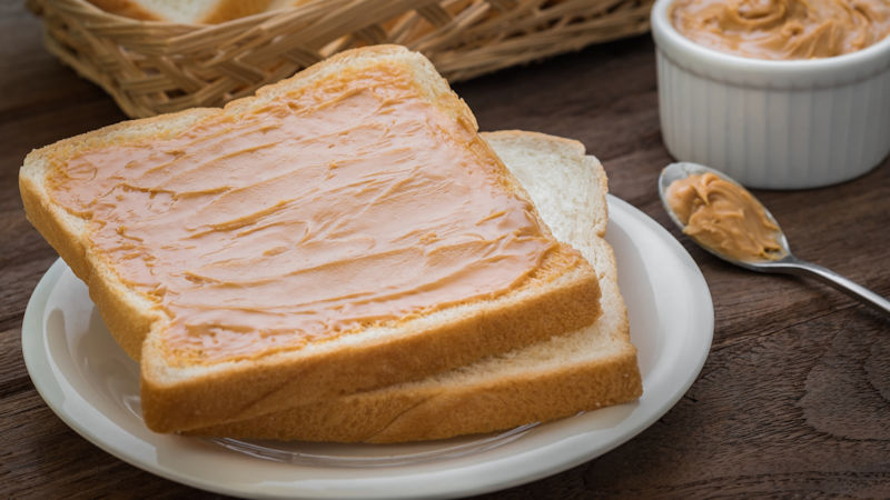 Lanches saudáveis - pão integral com pasta de amendoim